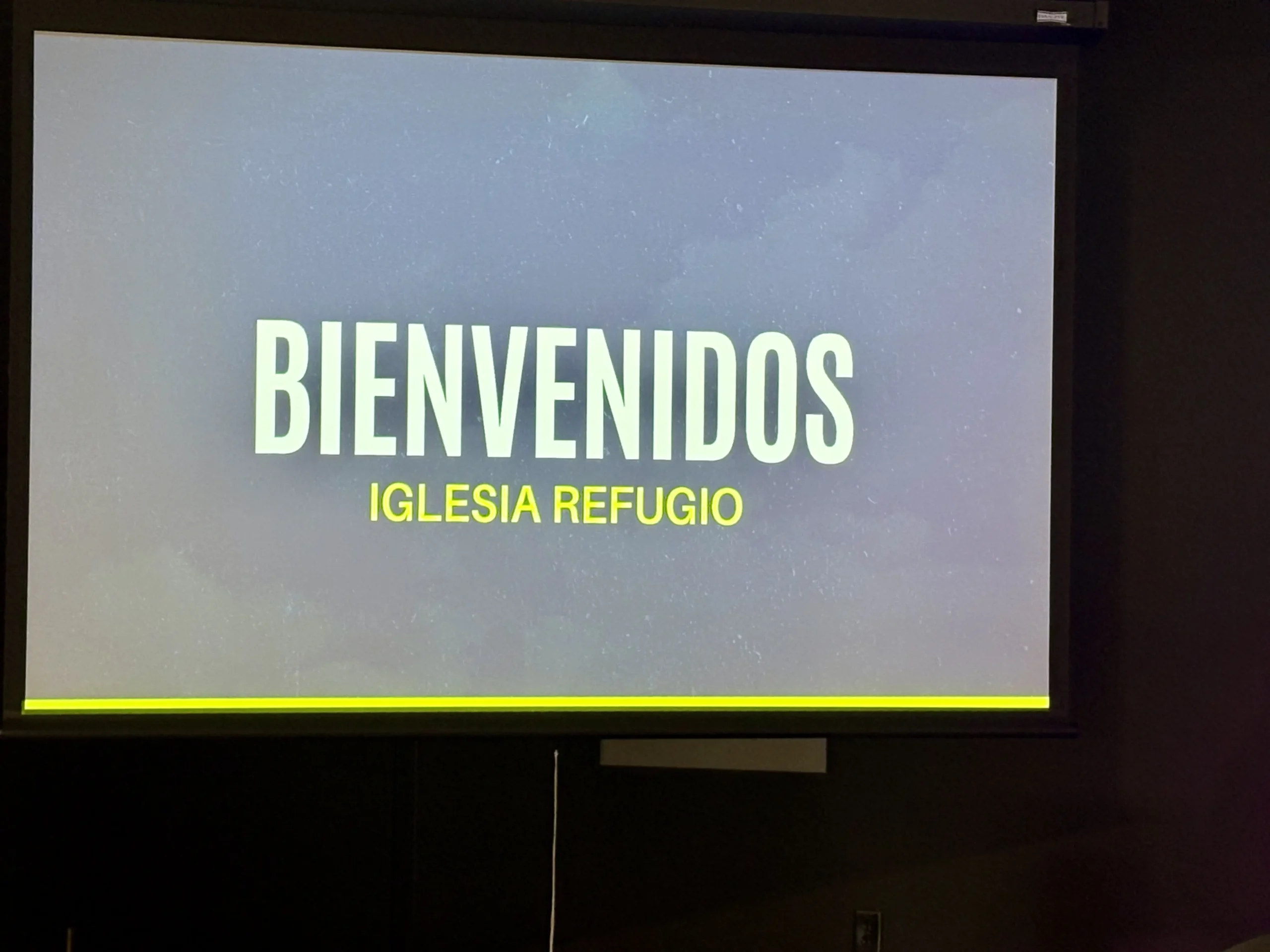 Proyección digital con el mensaje de Bienvenidos a Iglesia Refugio durante el servicio en español en Taylors, Carolina del Sur.