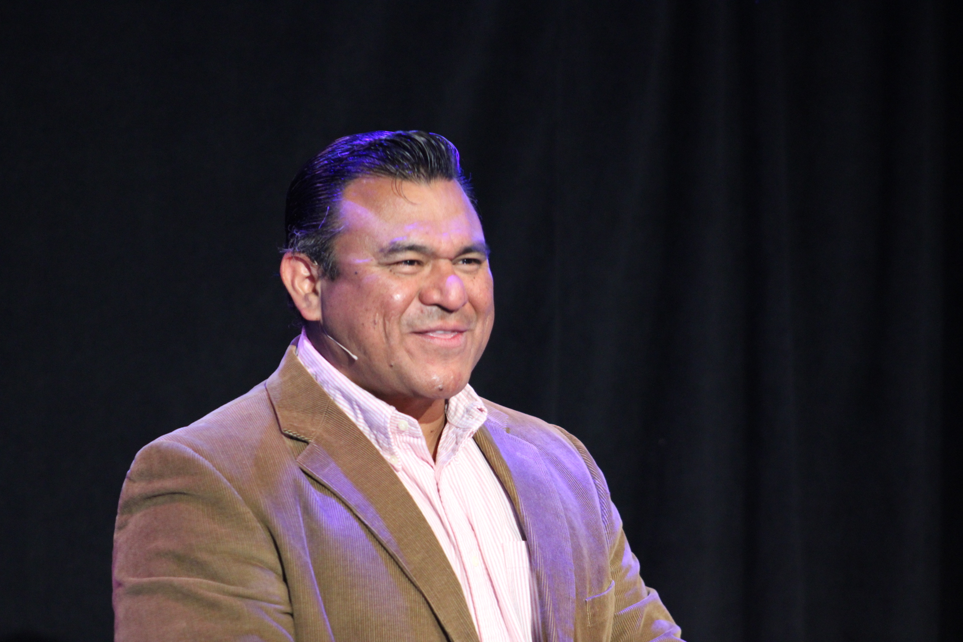 El Pastor Arnaldo Silva sonriendo durante una predicación en Iglesia Refugio en Taylors, SC.